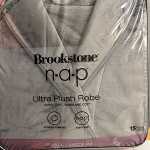 NEW Brookstone Women’s Ultra Plush Gray Robe w/ slippers